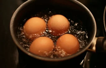 Haşlanmış Yumurta Kabuğu Neden Soyulmaz? Yumurtanın Kolay Soyulması İçin Haşlama Suyuna Ne Konur?