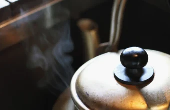 Kararan ve Kireç Tutan Çaydanlık İçi En Hızlı Nasıl Temizlenir? (Limon Tuzu Yöntemi)